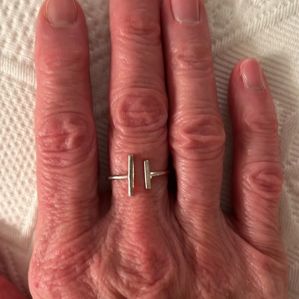 “MINIMALIST” STERLING SILVER RING - Picture 2 of 3